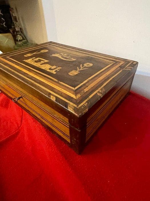 Kist - Indrukwekkende schatkist van walnotenhout met, Antiquités & Art, Antiquités | Autres Antiquités