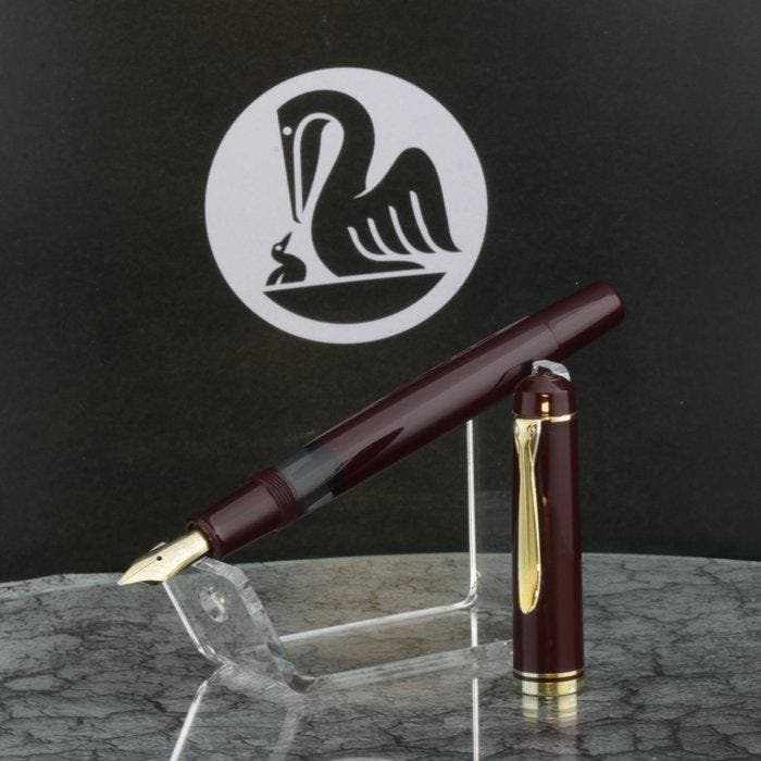 Pelikan - M250 Bordeaux - Gold Nib M Polished in New, Verzamelen, Pennenverzamelingen