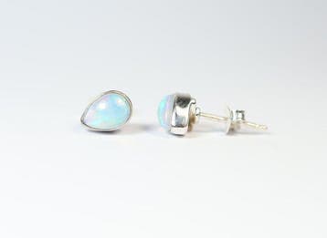 Ethiopisch opaal / Welo-opaal 2 oorstekers / cabochon /, Collections
