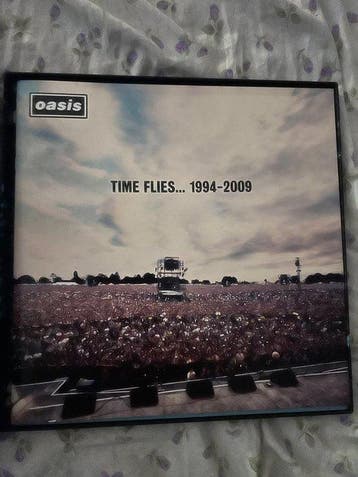 Oasis - Time Flies... 1994-2009 - 5x LP 2010 original box, Cd's en Dvd's, Nieuw in verpakking
