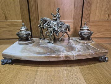 Inkstand representing Queen Isabel the Catholic - Bureauset