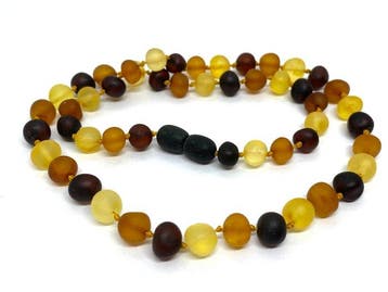 L’arc-en-ciel de la mer : collier harmonieux en ambre