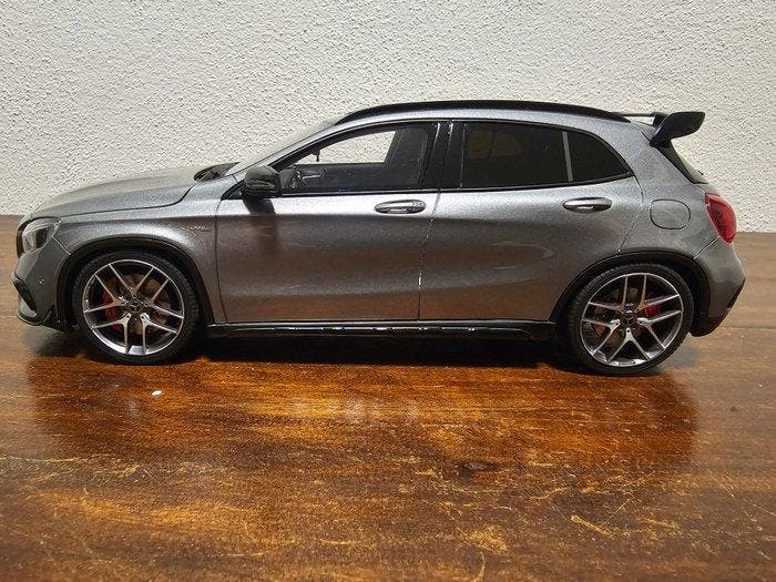 GT Spirit 1:18 - Modelauto - Mercedes-AMG GLA 45 - Dealer, Hobby en Vrije tijd, Modelauto's | 1:5 tot 1:12