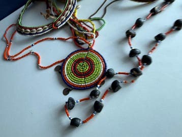 Verzameling van handgemaakte Afrikaanse kralensieraden -
