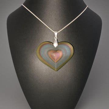 Pendentif cœur en obsidienne oeil céleste de haute qualité.