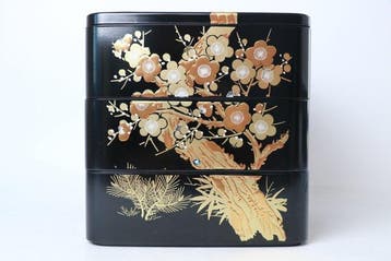 Jubako japonais en laque – boîte à trois étages avec maki-e, Antiquités & Art