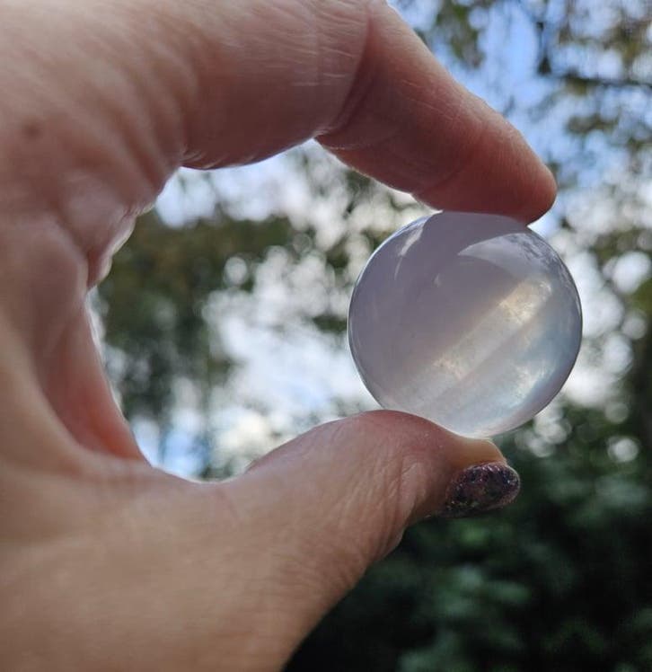 Lavendel Fluoriet Bol (zie filmpje), Handtassen en Accessoires, Edelstenen, Ophalen of Verzenden
