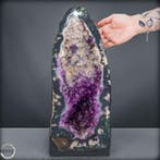 Zeldzame amethistdruse met calciet- en chalcedoon-kristallen