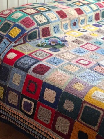Prachtige rustieke sprei gehaakt met een granny-square