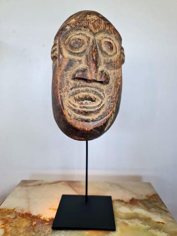 Zeldzaam en oud primitief masker, uit het begin van de 20e