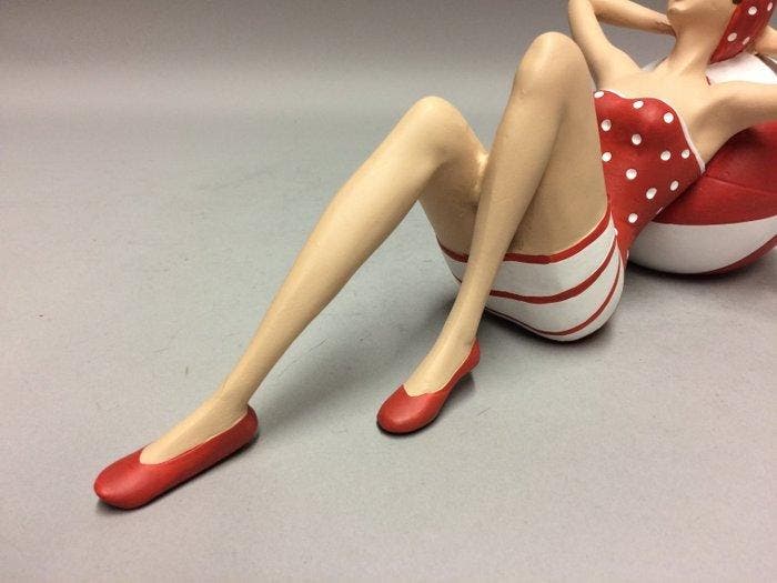 Figurine - Vrouw met strandbal - Polystone - pierre broyée, Antiquités & Art, Curiosités & Brocante