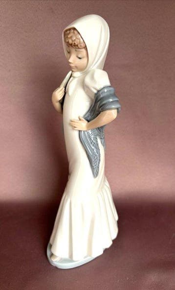 Nao by Lladró - DAISA (ontwerpteam) - Statuette, Meisje met