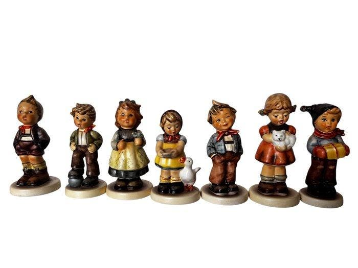 Goebel - M.I. Hummel - Figuur - 19 Hummel + shelf Goebel, Antiek en Kunst, Curiosa en Brocante