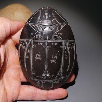 Replica van een Oud-Egyptiër Farao en Heart Scarab. 10,5 cm