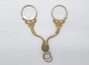 Au Jour Le Jour - Lorgnette ciseaux pliante en métal doré -, Antiek en Kunst