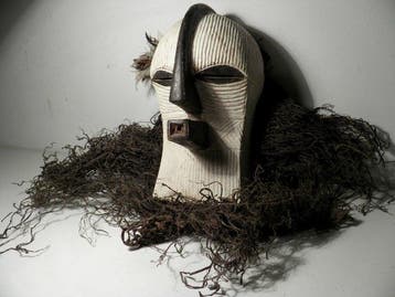 Tribaal masker - Kifwebe - compleet kostuum, kegel en