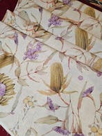 Goudkleurige bloemstof, paars en koraal - 300x280 cm -