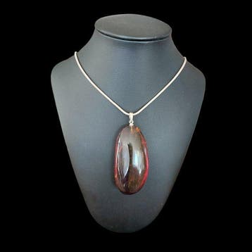 Hanger van Sumatraanse amber. Uitzonderlijk tweekleurig