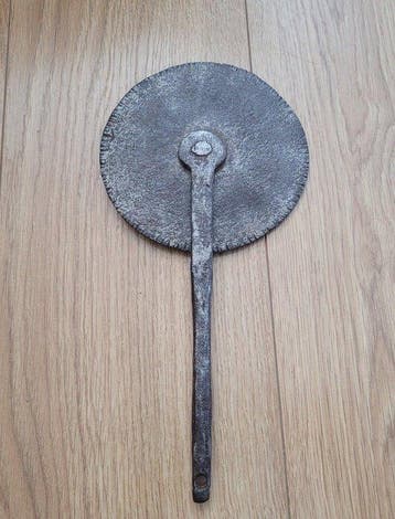 Lot de 2 anciens calibres ou roulettes de charron, lun en
