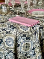 Tafelkleed met een etnisch ikat-ontwerp op linnen, prachtige