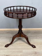 Elegante bijzettafel met galerijrand en klauwpoten -, Antiek en Kunst, Curiosa en Brocante