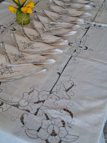 Prachtige handdoek met mooie, perfecte handgeborduurde