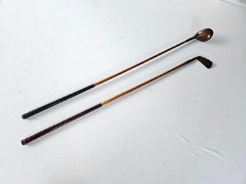 Twee golfclubs, Iron 2 (St. Andrews, Scotland) en Wood