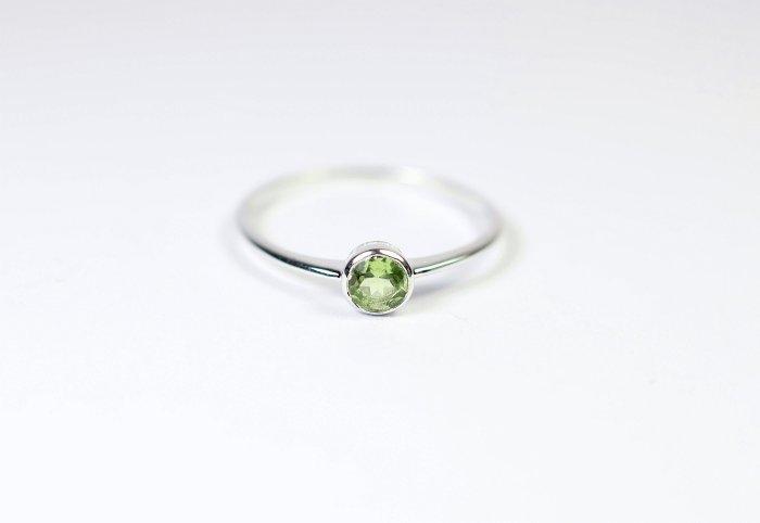 Peridot Ring / nieuw- 1 g - (1), Verzamelen, Mineralen en Fossielen