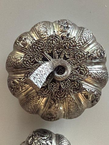 Doos (3) - Zilver - Drie pompoenen met biet, Antiek en Kunst