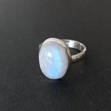 Ring van massief zilver 925. Cabochon maansteen., Antiek en Kunst