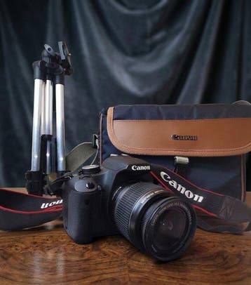 Canon EOS 500D Camera Body - Canon EF-S 18-55mm f/3.5-5.6 IS, Nieuw