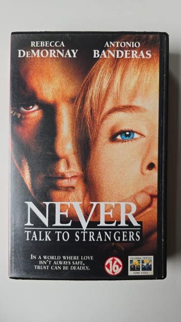 NEVER TALK TO STRANGERS (VHS), Cd's en Dvd's, Gebruikt