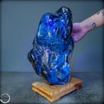 Prachtig natuurlijk rood en blauw amber Freeform op stand-