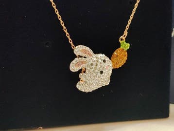 Swarovski - Figurine - Rabbit with carrot pendant - Cristal,