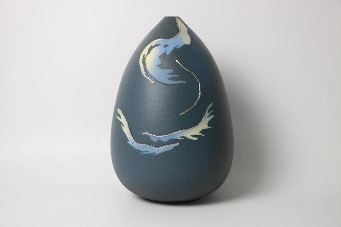 Nocturne in Indigo – Inlaid Ceramic Vase door Ohmori, Antiek en Kunst, Antiek | Overige Antiek