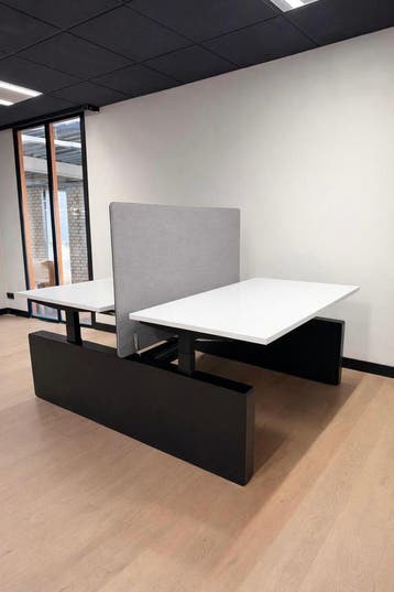 Nieuwe Verstelbare Duo Werkplek - Gesloten Zijkanten, Verzenden, In hoogte verstelbaar, Nieuw