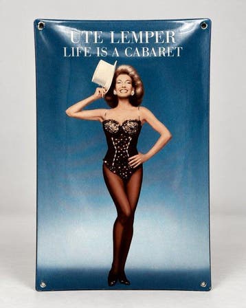 Ute Lemper – “Life Is A Cabaret” – emaille wandbord –