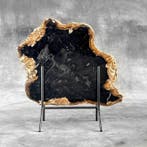 Indrukwekkende grote snede van versteend hout op een op maat