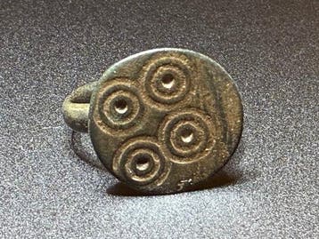 Oud-Romeins Brons Aantrekkelijke en zeldzame ring met een