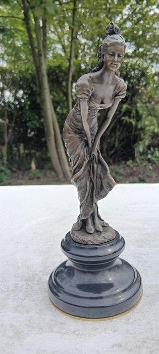 Brons beeld van een voorovergebogen dame - Sculpture, miss, Antiek en Kunst