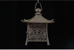 Antieke Japanse ijzeren hanglamp met paulownia-opengewerkte