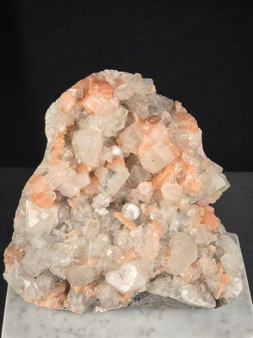 Rozenkwarts kristalcluster op Carrara-marmeren basis –