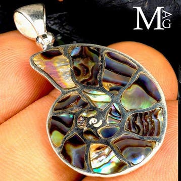 Ammonietvormige hanger met inleg van abalone parelmoer -