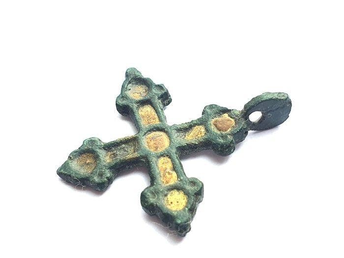 Byzantijns Brons Byzantijns bronzen kruis met emaille inleg,, Verzamelen, Mineralen en Fossielen