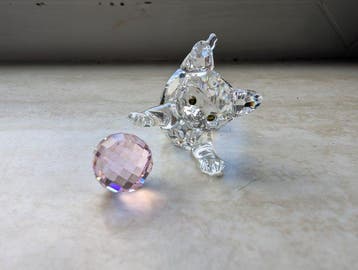Beeld, Swarovski poesje met roze bal - 2.7 cm - Kristal
