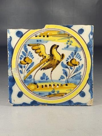Tegel - Decoratie van een gele vogel in een medaillon - 17e