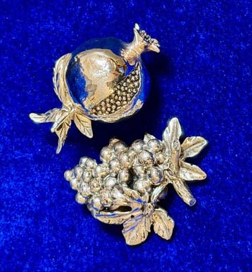 Beeldje - Grape Cluster & Pomegranate - Hallmarked (2) -