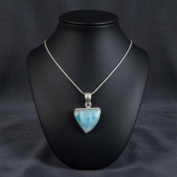 Zonder voorbehoud. Natuurlijke, onbewerkte larimar van goede