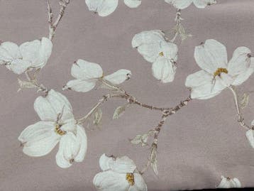 Élégant tissu à motif Sanderson avec décor de fleurs de