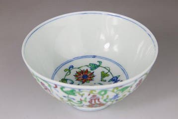 Chinees porselein Doucai-bol - Qianlong-merk - Porselein -